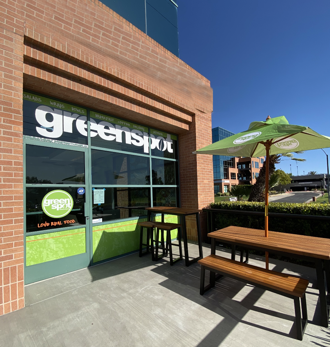 Governor Park patio, green umbrella and patio furniture